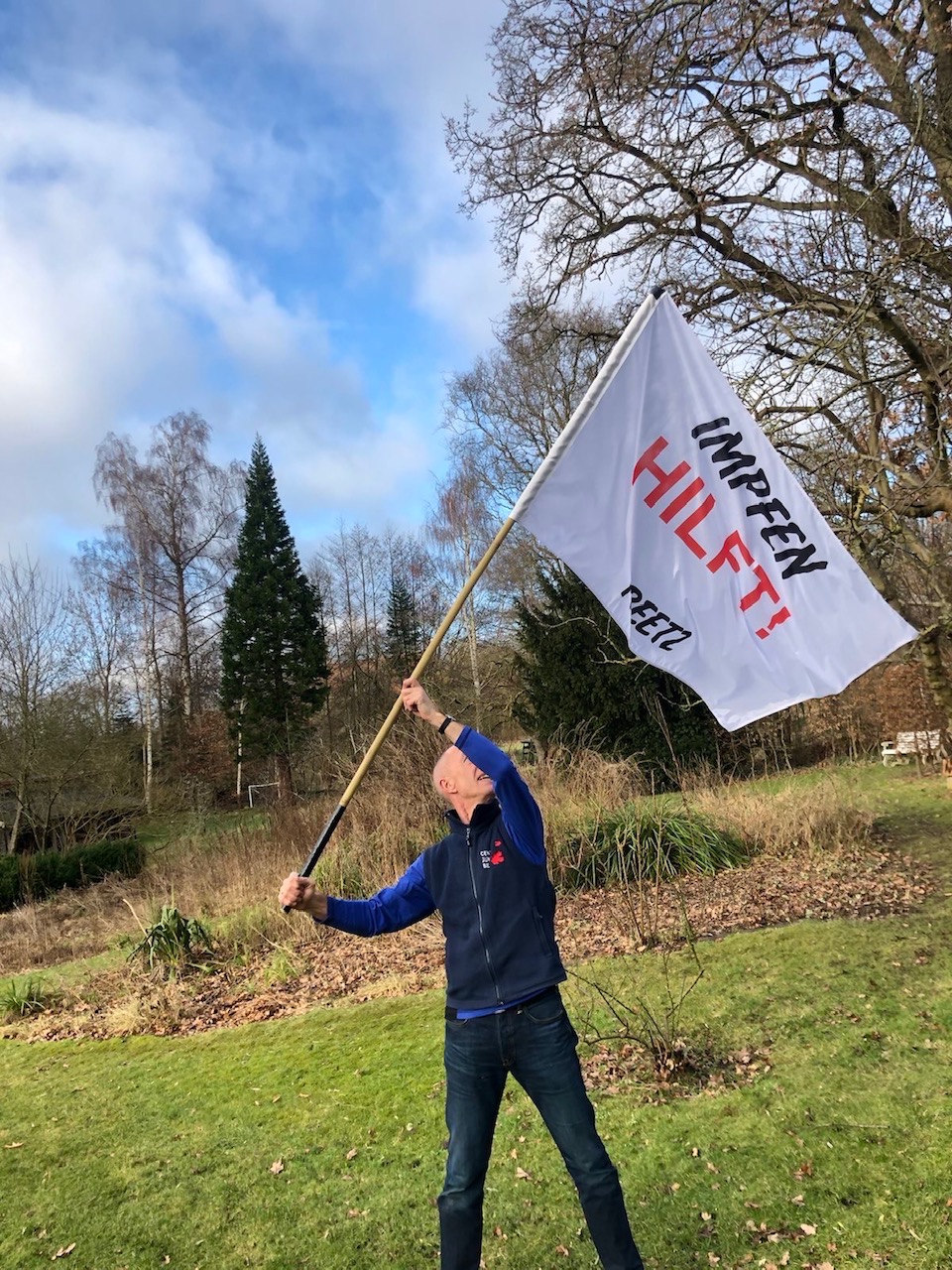 Fahnen Impfen Hilft Preetz unter blauen Himmel